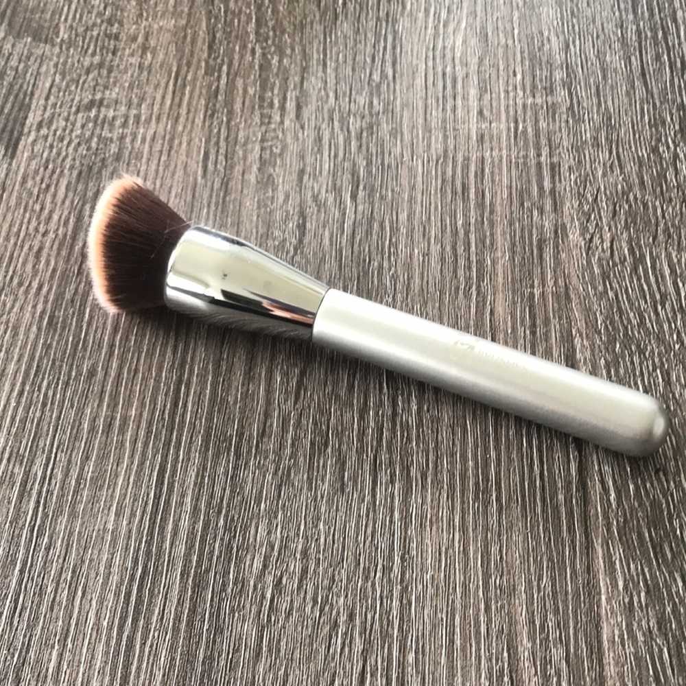It cosmetics brush